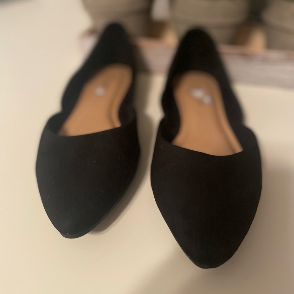 Pointed toe black flats
